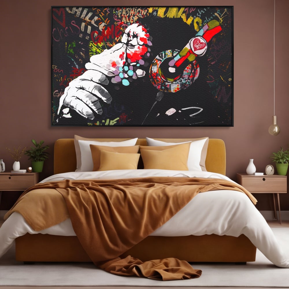 Tablou canvas cu tablou canvas cu maimuta dj, in rama de aluminiu negru, pe perete intr-un dormitor